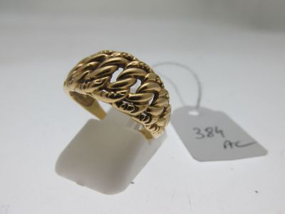 Gros plan sur une bague en or portant une étiquette