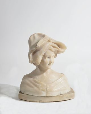 buste en marbre représentant une femme coiffée d'un chapeau