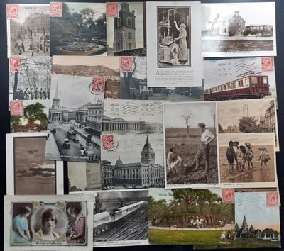 un grand nombre de cartes postales anciennes qui se trouvent sur la table