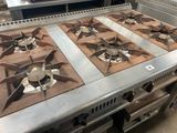 quatre feux sur une cuisinière dans une cuisine