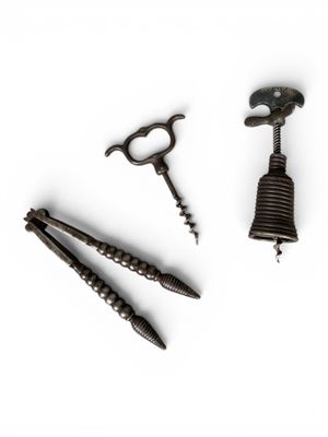 Plusieurs types d'outils sont représentés sur une surface blanche