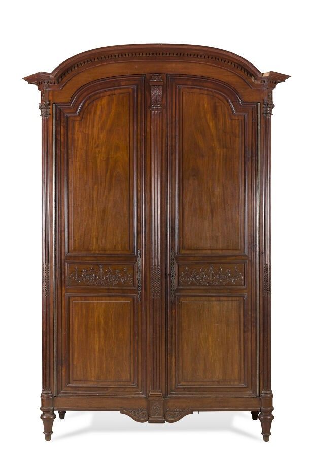 ARMOIRE EN ACAJOU MASSIF MOULURÉ ET SCULPTÉ
