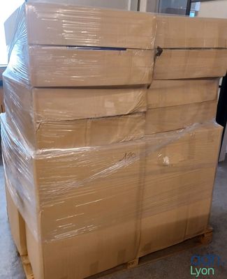 une grande pile de cartons sur une palette dans un entrepôt