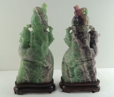 deux vases verts et violets posés sur une table