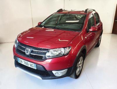La Honda CR-V rouge est garée dans le garage.