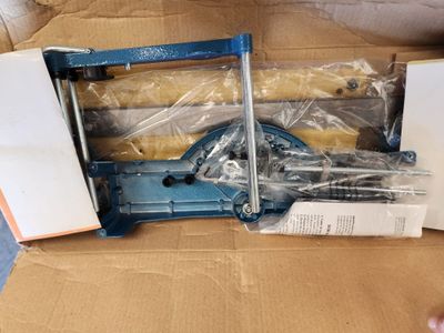 une boîte posée par terre, contenant une machine