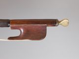 une image représentant un archet de violon muni d'un manche en bois sur fond blanc