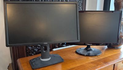 2 écrans DELL et SAMSUNG