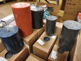 Des cartons de bougies sont empilés les uns sur les autres par terre