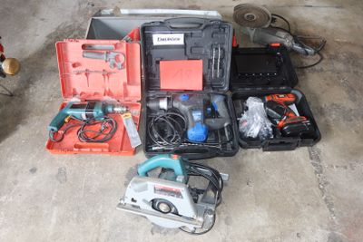 many tools that are sitting on the floor next to each other