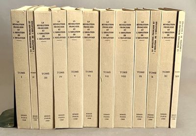 plusieurs livres sont empilés sur une table