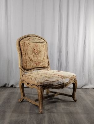 une image représentant une chaise placée devant un rideau