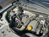 un moteur de voiture avec le capot ouvert et le capot fermé