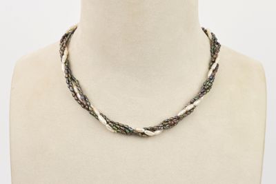 gros plan d'un collier sur un mannequin mannequin mannequin mannequin mannequin mannequin mannequin mannequin mannequin