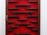une vieille vitrine en bois comportant de nombreuses étagères