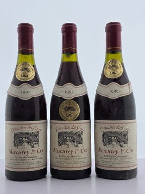 trois bouteilles de vin posées sur une table l'une à côté de l'autre