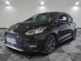 La nouvelle Ford Fiesta est prête à être exposée dans le showroom.