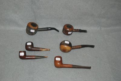 plusieurs types de tuyaux posés sur une surface grise