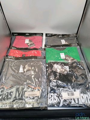 de nombreux sacs de t-shirts dans une vitrine