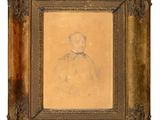 une vieille photo d'un homme portant un nœud papillon, dans un cadre doré