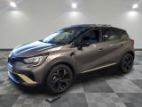 un 4x4 gris garé dans une pièce au sol en damier