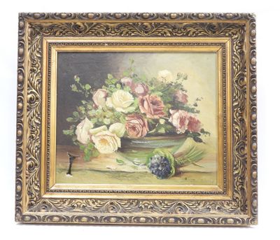 tableau représentant des roses et des raisins dans un bol posé sur une table