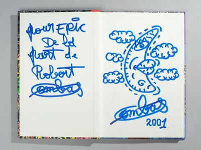 un livre sur lequel figurent des inscriptions bleues et l'image d'une personne