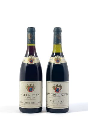 deux bouteilles de vin posées l'une à côté de l'autre sur une surface blanche