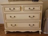 une commode surmontée d'un miroir dans une pièce