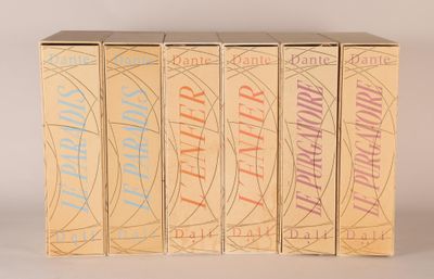 quatre paquets de cigarettes sont alignés sur une surface blanche
