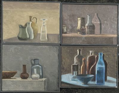 quatre tableaux représentant des vases et des bouteilles posés sur une table devant une fenêtre