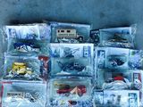 beaucoup de petites voitures dans des sachets en plastique, par terre