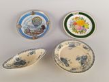 trois assiettes à motifs différents posées sur une table