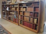 une grande étagère avec de nombreux livres
