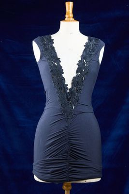 une robe posée sur un mannequin, avec un fond bleu