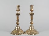une paire de chandeliers en laiton sur fond blanc