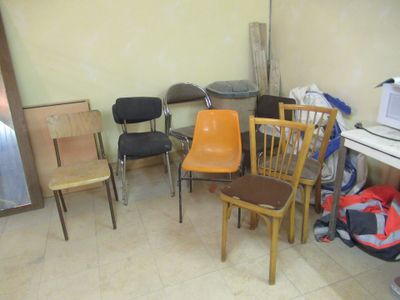 Lot comprenant : - 2 tables pliantes stratifié faux bois + 1…