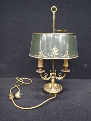 une lampe munie d'un abat-jour vert