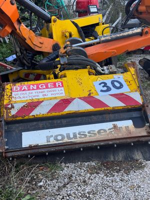 une petite machine qui se trouve sur le bord de la route