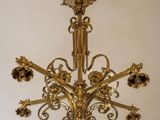 un lustre en or suspendu au plafond d'une pièce