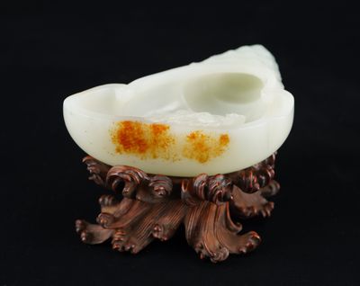 une image représentant un objet sculpté blanc et marron sur fond noir