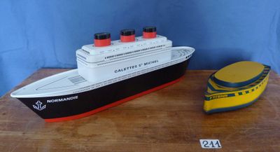 une maquette de bateau et un sous-marin jouet posés sur une table