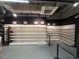 les rayons vides d'un magasin