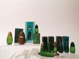 de nombreux parfums de toutes sortes exposés sur une table