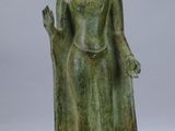 statue d'un Bouddha debout, la main levée