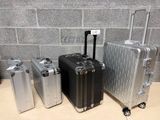 plusieurs bagages posés sur une table près d'un mur de briques