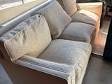 un canapé et un fauteuil dans un garage