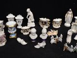 un grand nombre de figurines posées sur une table