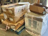une pile de boîtes empilées les unes sur les autres