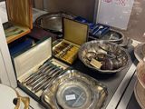 une vitrine présentant de l'argenterie sur le comptoir d'un magasin